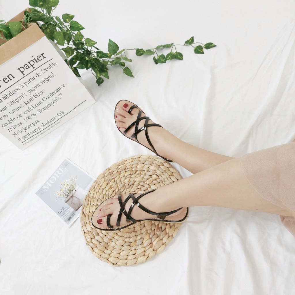 Sandal nữ đi học có quai hậu, đế nhựa cao cấp đi mưa thoải mái - TB Sandal xỏ ngón da bóng nền kem