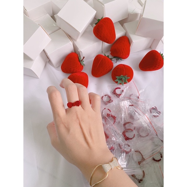 Hàng có sẳn hộp nhung quả dâu kèm nhẫn nơ xinh xắn