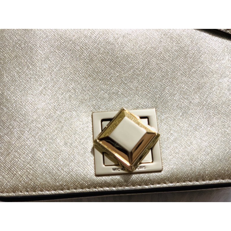 Túi đeo chéo Michael Kors SM Clutch Xbody Leather Pale Gold