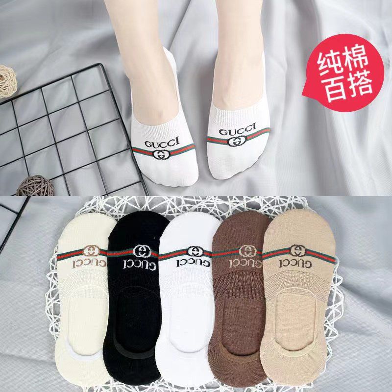 Tất đi hài, giày thương hiệu dành cho nữ.