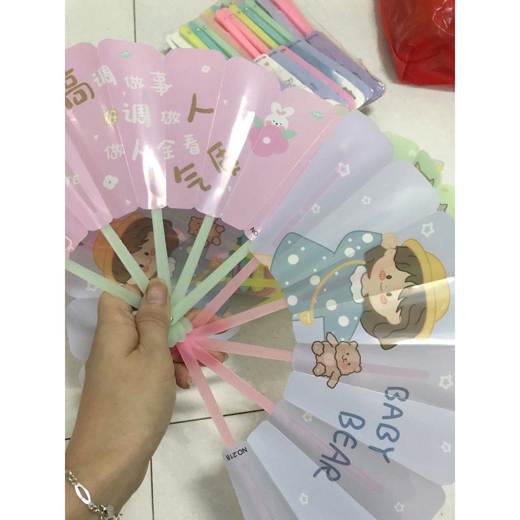 Quạt nhựa cầm tay dễ thương nhiều hình