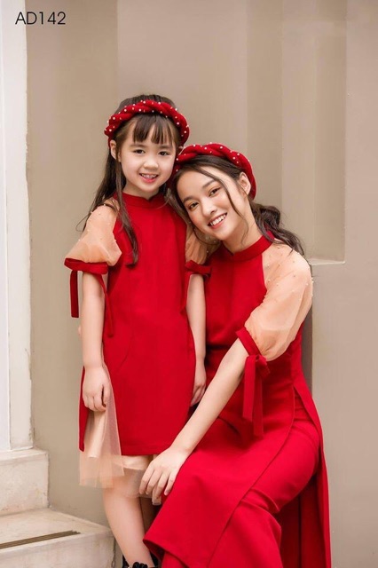 Set áo dài cách tân đỏ cho mẹ và bé