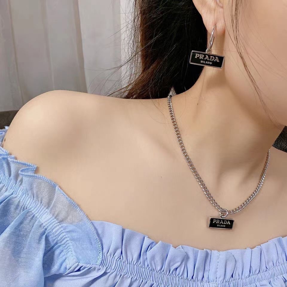 PRADA Bộ Vòng cổ + bông tai hình tam giác đính đá thời trang