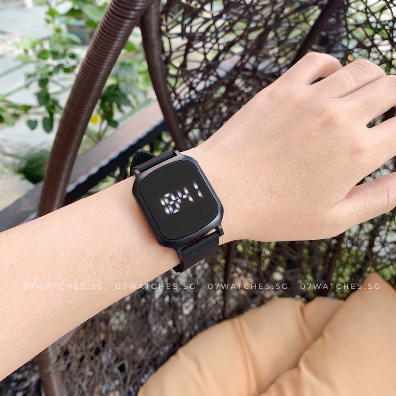 [watches.sg] Đồng hồ thời trang cảm ứng cho nam và nữ dây caosu dẻo mini | BigBuy360 - bigbuy360.vn