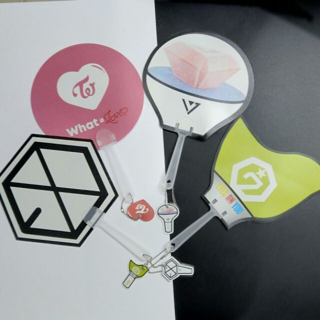 Quạt lightstick có móc khóa BTS, Wanna one, EXO, Seventeen, Twice, GOT7