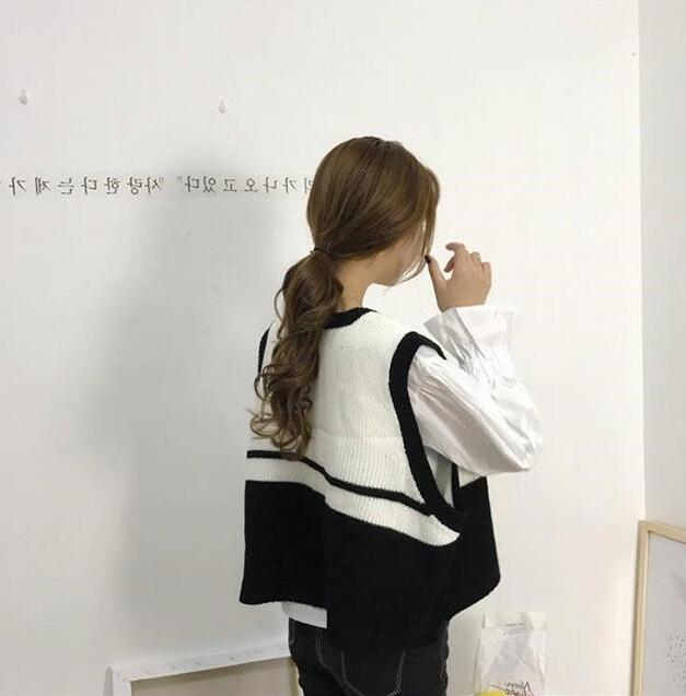 Áo gile tròng đầu cổ điển cổ chữ V dáng rộng họa tiết kẻ sọc phối màu lưng cao bằng len dệt kim cho nữ