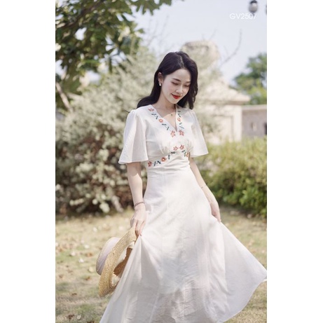 Váy trắng dáng dài cổ V thời trang Giian họa tiết thêu hoa - GV2507 | WebRaoVat - webraovat.net.vn