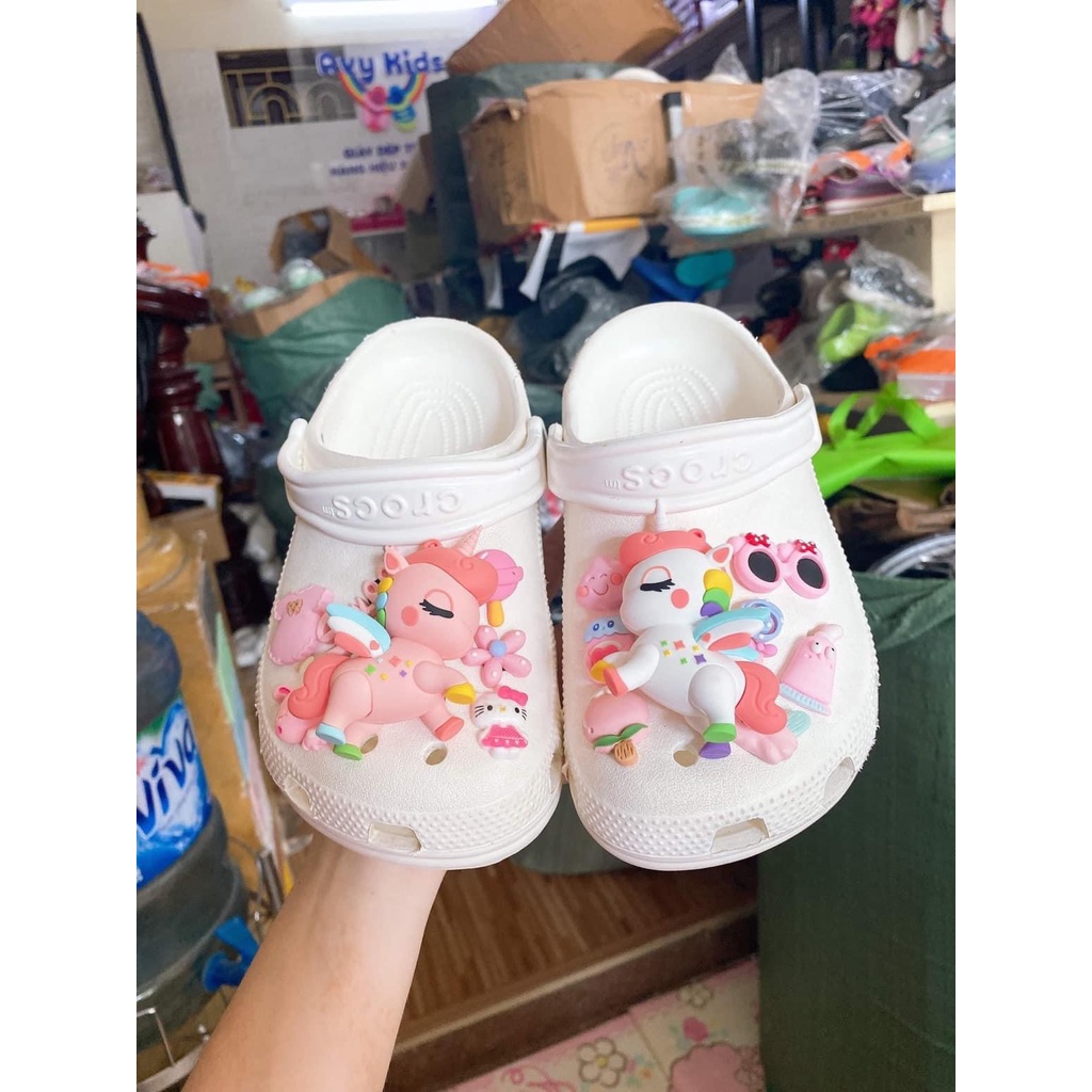 Sục cá sấu màu trắng cross chính hãng tặng full charm cho bé gái hoặc trai cao cấp