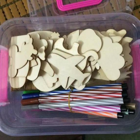 Khuôn vẽ tranh và tô màu bằng gỗ cho bé (kèm hộp màu, bút chì, vở vẽ , tẩy, hộp đựng) ( tuyển khách sỉ)