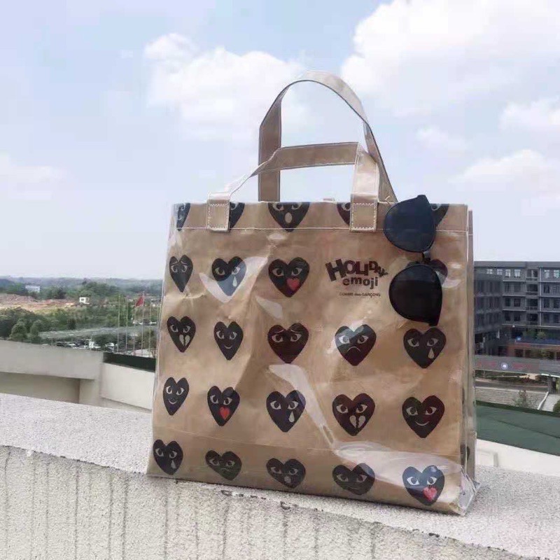 Túi tote CDG play kích thước to bỏ được nhiều đồ.