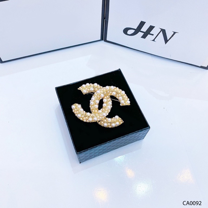cài áo chanel dạng hạt trai