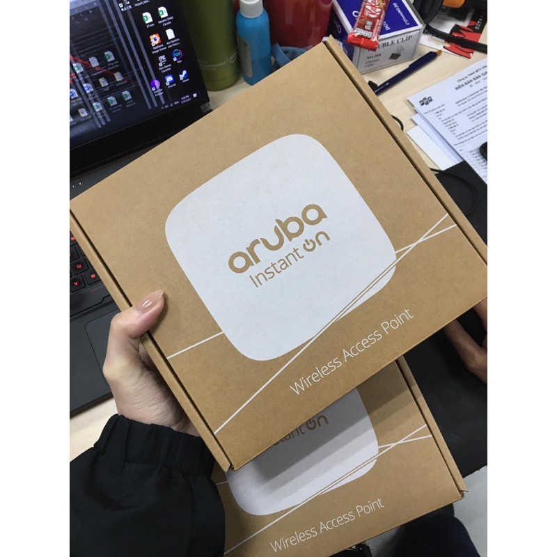 Bộ Phát wifi ARUBA INSTANT ON AP11 chịu tải được 60-70 người dùng kèm nguồn Unifi 48v AF