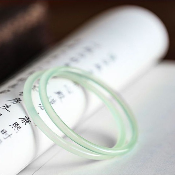 Vòng Tay Đá Mã Não Tự Nhiên Mỏng Màu Xanh Lá Phong Cách Hanfu Trung Hoa Cho Nữ