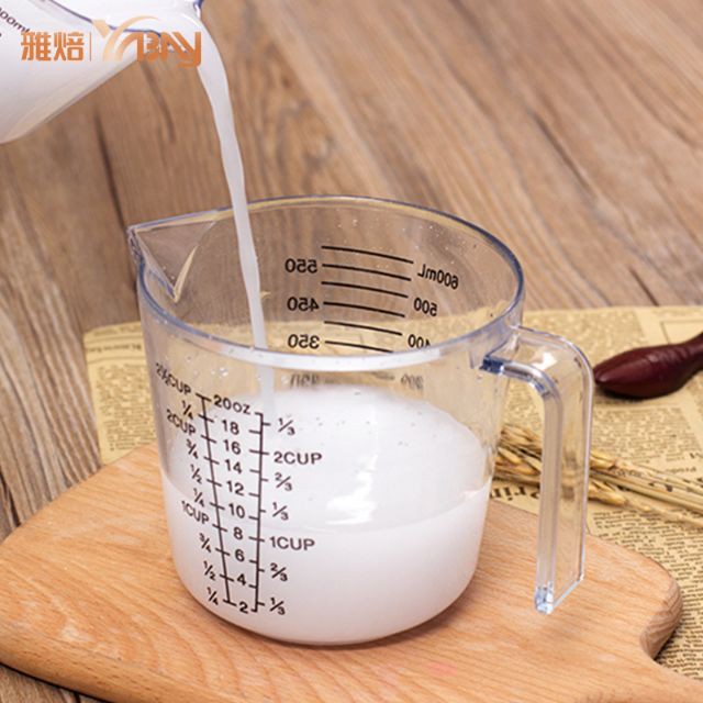 Dụng cụ làm bánh: cốc đong có chia vạch 300ml và 600ml