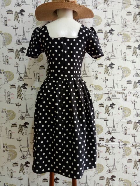 Váy Đầm công sở xòe chấm bi cổ vuông thiết kế cao cấp | BigBuy360 - bigbuy360.vn