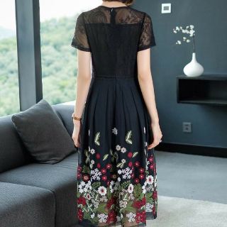 Đầm ren thêu hoa cổ cách điệu