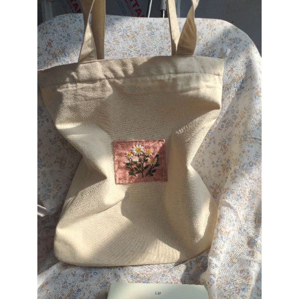Túi tote thêu tay đắp vải cúc họa mi