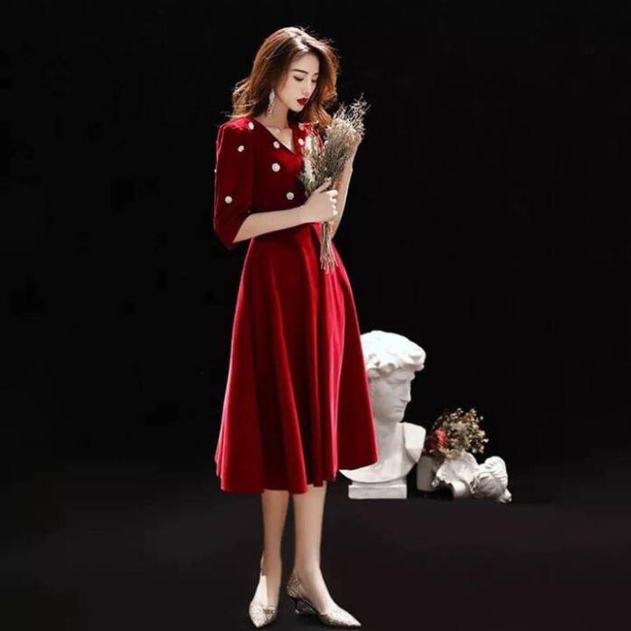 Đầm nhung đính cài hoa cho các nàng dự tiệc sang trọng quyến rũ | BigBuy360 - bigbuy360.vn