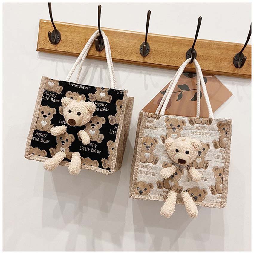 Túi cói hình gấu gắn gấu bông dễ thương có dây kéo tiện dụng T1027 - túi xách nữ thời trang - NASI Store