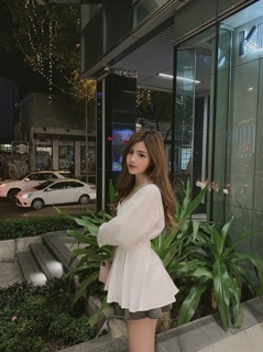 Áo trắng xoè bo eo