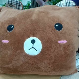 Gối ôm kèm chăn đắp bên trong.