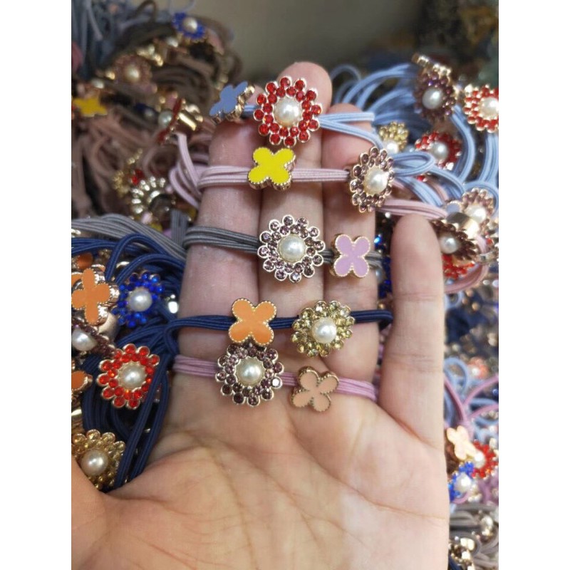 cột tóc hoa cúc, mặt cười, hạt đá tròn (lấy mẫu ngẫu nhiên