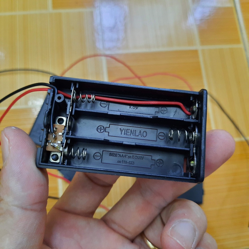 Hộp ghép 3 pin AAA 1.5v mắc nối tiếp có công tắc