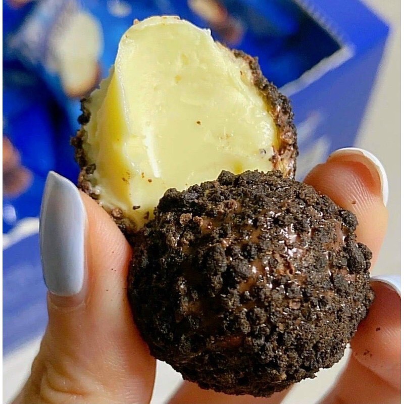 Bánh socola nhân tan chảy 3 lớp bên ngoài bọc oreo