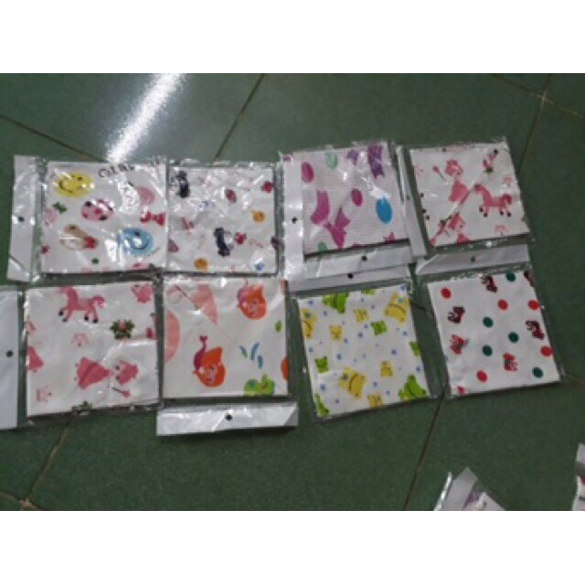 Yếm tam giác có nút cài cho bé