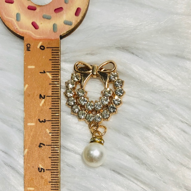 Cài áo nơ kèm hạt thả. KT 2 x 5cm