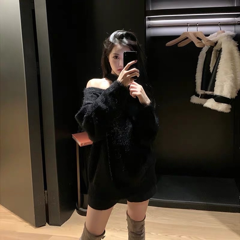 Áo len lông trễ vai đen -  trắng choker