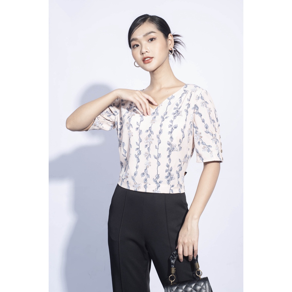 Áo họa tiết cổ V tay ngắn MMOutfit M-AO060321138