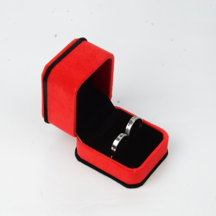 Hộp nhung đỏ viền đen cá tính đựng nhẫn đơn,nhẫn đôi siêu đẹp,siêu rẻ KT 6x5,5x5cm