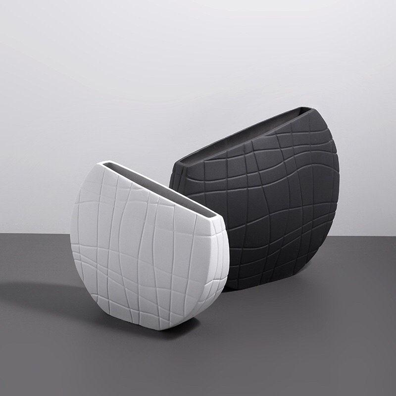 Bình gốm kẻ sọc trắng đen trang trí