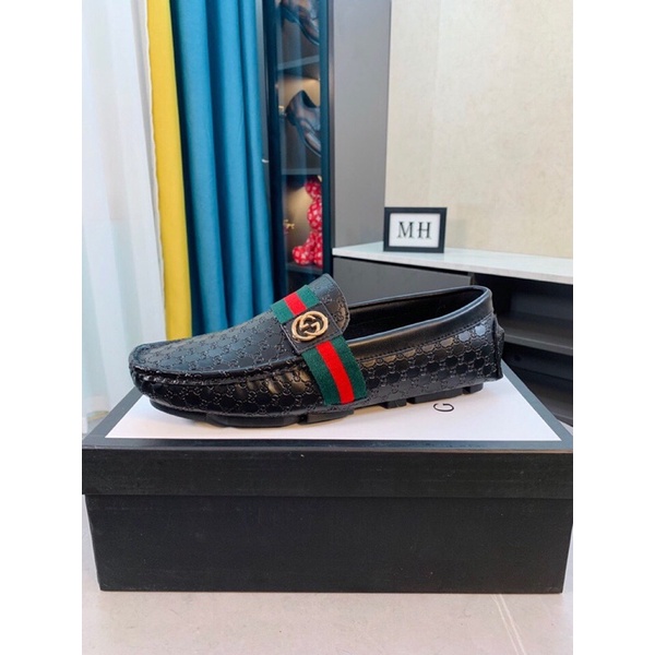 Giày lười nam Gucci chi tiết tinh xảo upper bằng da bò khoá kim loại logo mạ vàng chữ G nổi phía sau