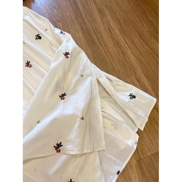 Váy trắng thêu hoa