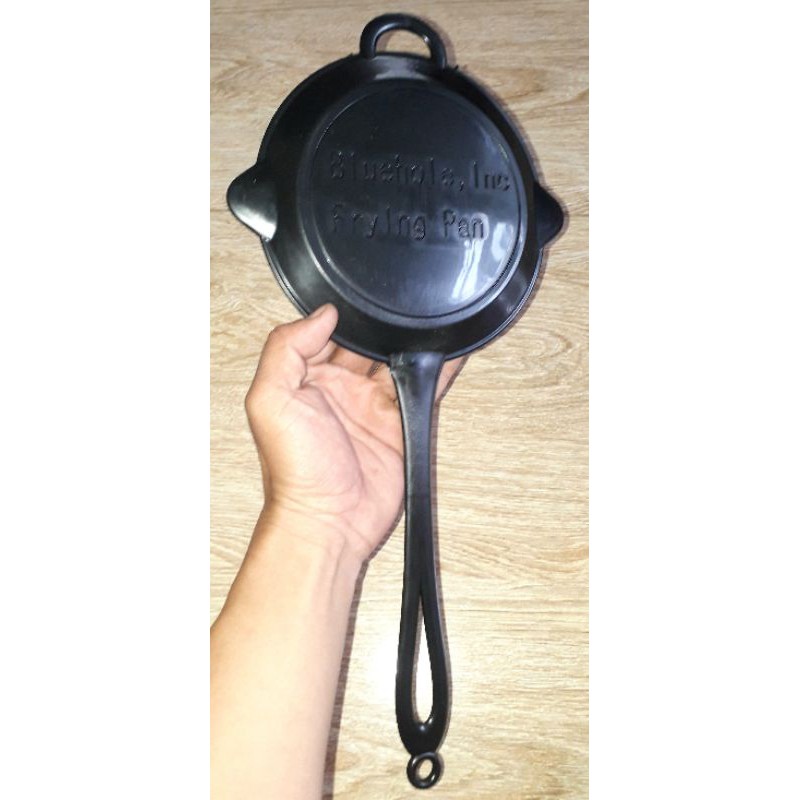Một chiếc chảo đồ chơi mô hình bằng nhựa trong game Pubg dài 40cm