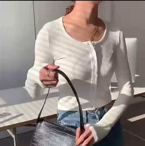 Áo croptop cúc giữa dài tay cổ tròn màu trắng chất thun gân | BigBuy360 - bigbuy360.vn