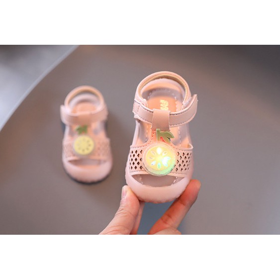 (Hàng đẹp mới về)Dép rọ, sandal tập đi trái Kiwi có đèn phát sáng xinh xắn đế mềm chống vấp cho bé gái 0-2 tuổi