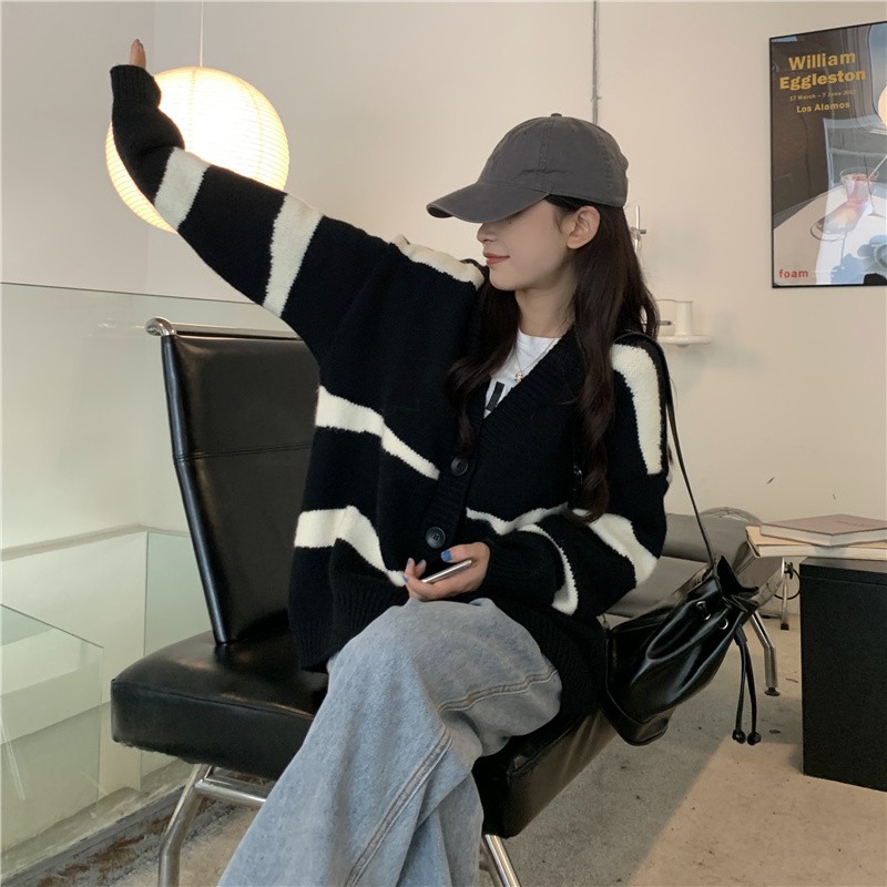 LEEVA - Áo khoác len nữ cardigan dáng rộng phối viền cá tính K029