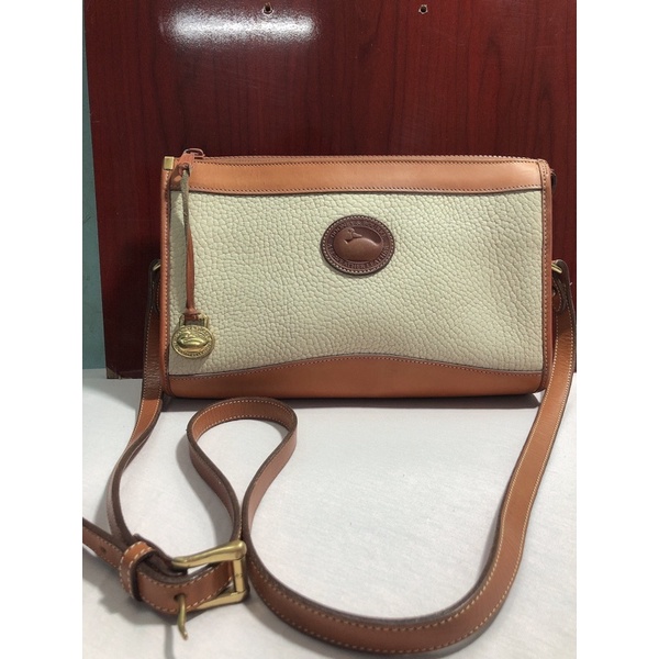 Túi đeo vai hiệu Dooney&Bourke.