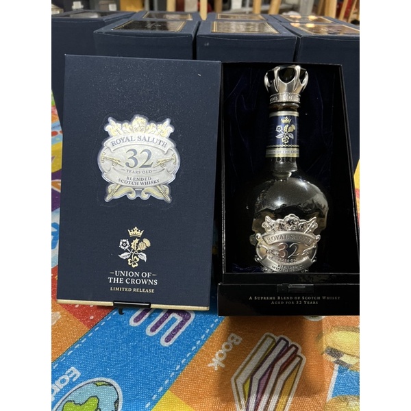 Vỏ chai rượu chivas 32 dùng cho trang trí nhà cửa quầy bar phòng trà phòng khách.tủ kệ giá quầy hàng trang trí