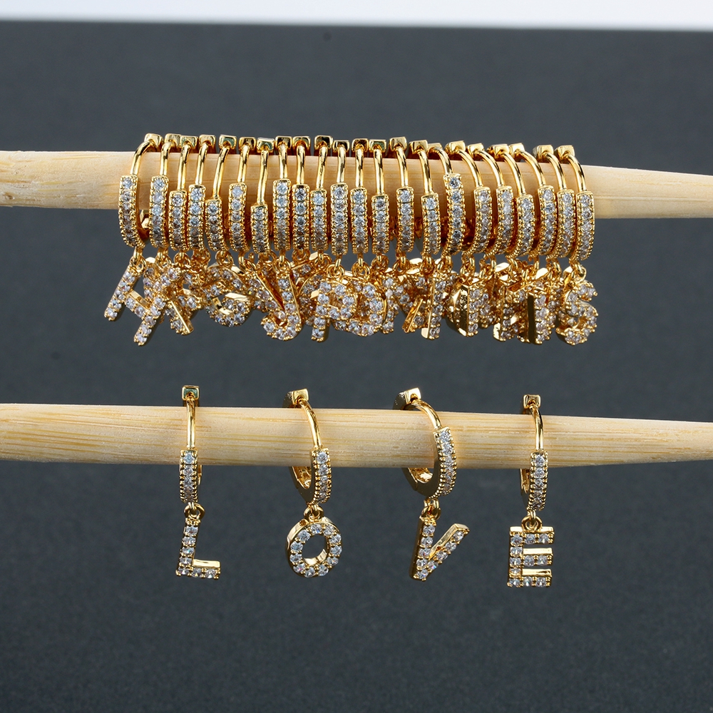 Khuyên tai mặt hình chữ cái tiếng Anh độc đáo