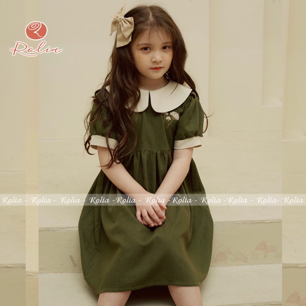 Váy bé gái xanh rêu cổ sen trắng ROLIA Orla Dress thêu họa tiết trước ngực, chất mát mặc xinh sang chảnh VT104