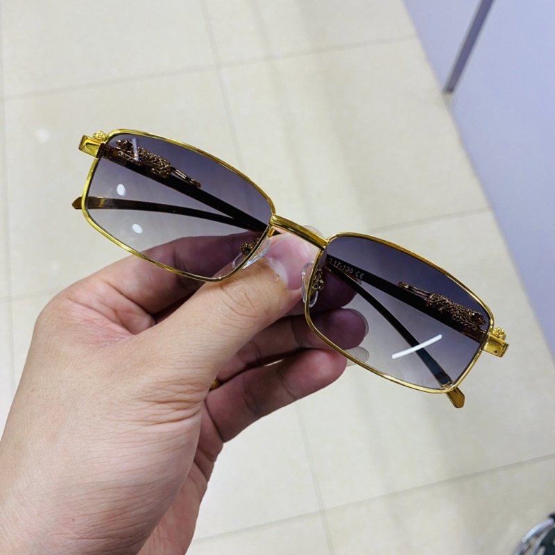 Kính mát nam cao cấp càng kính thiết kế độc đáo,gọng kim loại chắc chắn ôm mặt