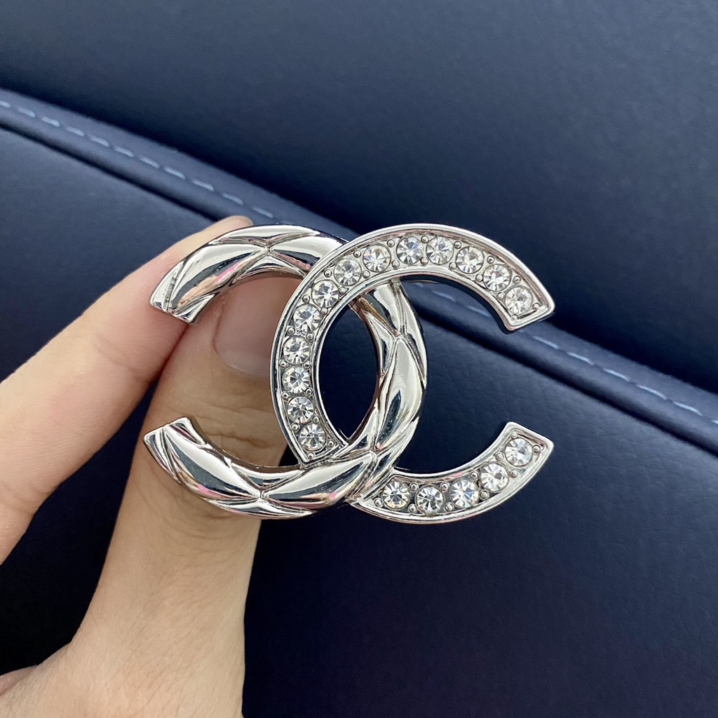 20 mẫu Ghim tag cài áo - Tag cài Sang chảnh X G L