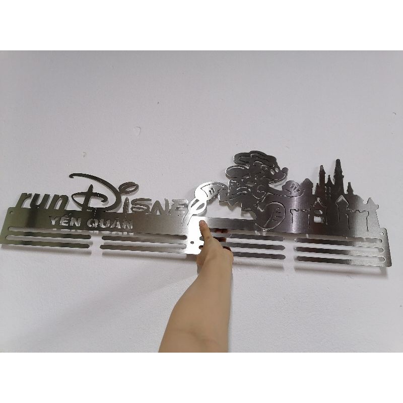 KT: 800x250mm Giá treo huy chương gắn tường bằng inox, thiết kế CHỮ theo yêu cầu