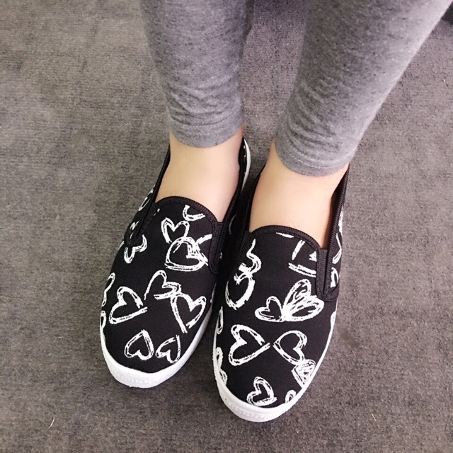 Giày slip on họa tiết tim VV21  | BigBuy360 - bigbuy360.vn