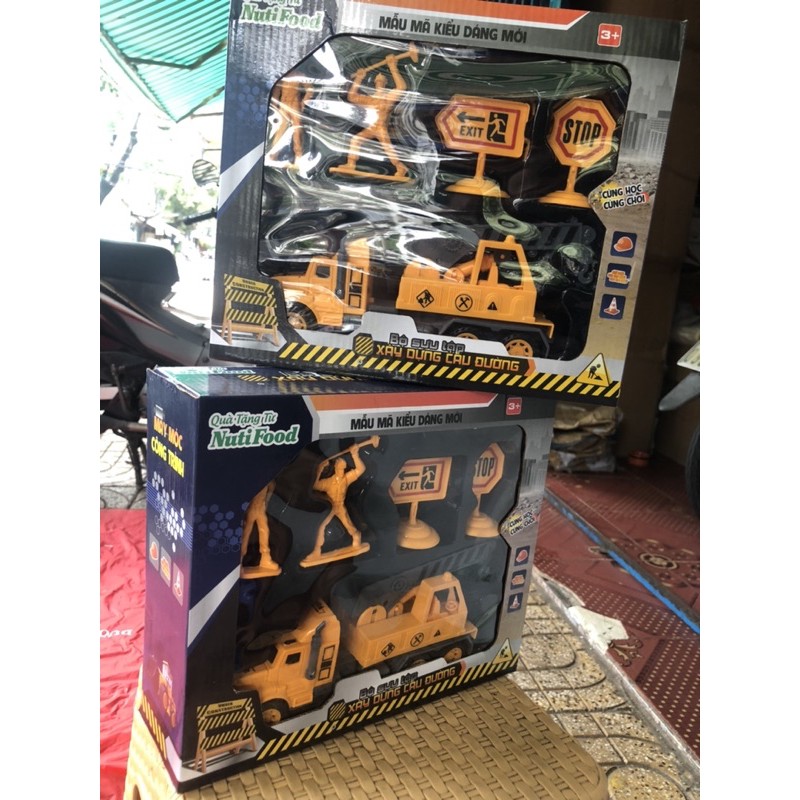 Sale Bộ đồ chơi Xe công trình và công nhân quà tanh Nutifood