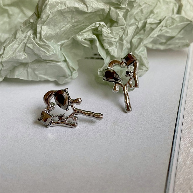 Khuyên Tai Hình Trái Tim Phong Cách Retro Cá Tính